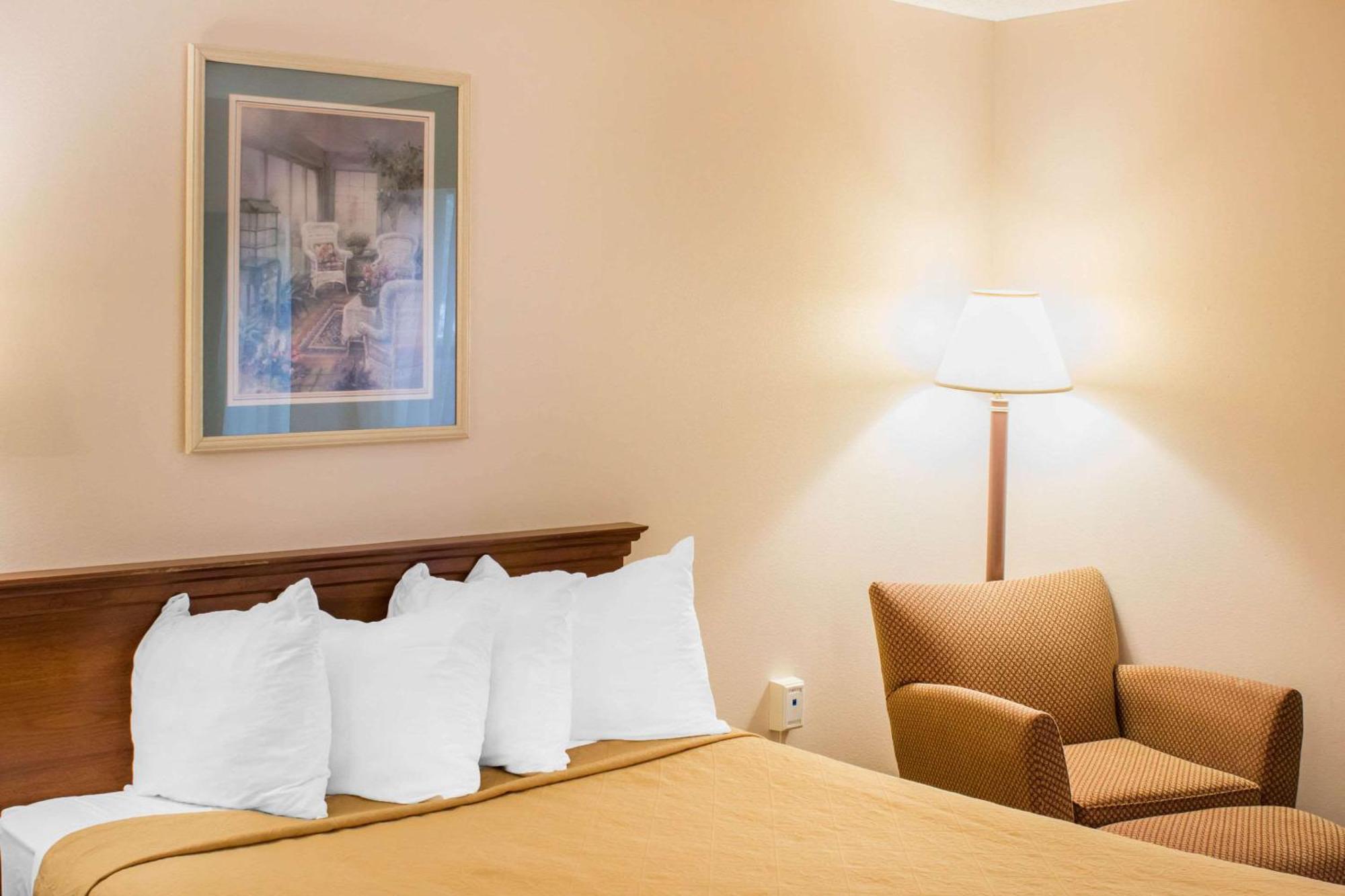 Econo Lodge Raleigh Buitenkant foto